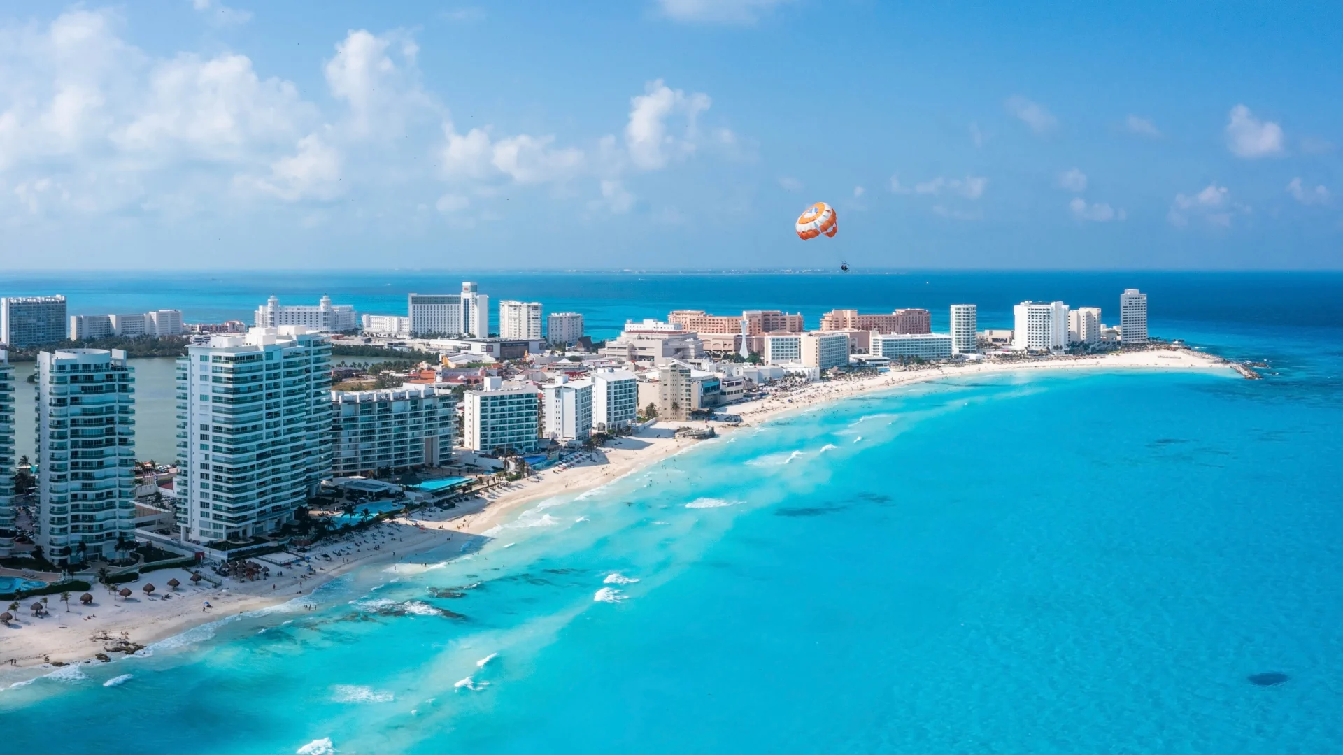 Vista aérea de la zona hotelera de Cancún y el mar Caribe