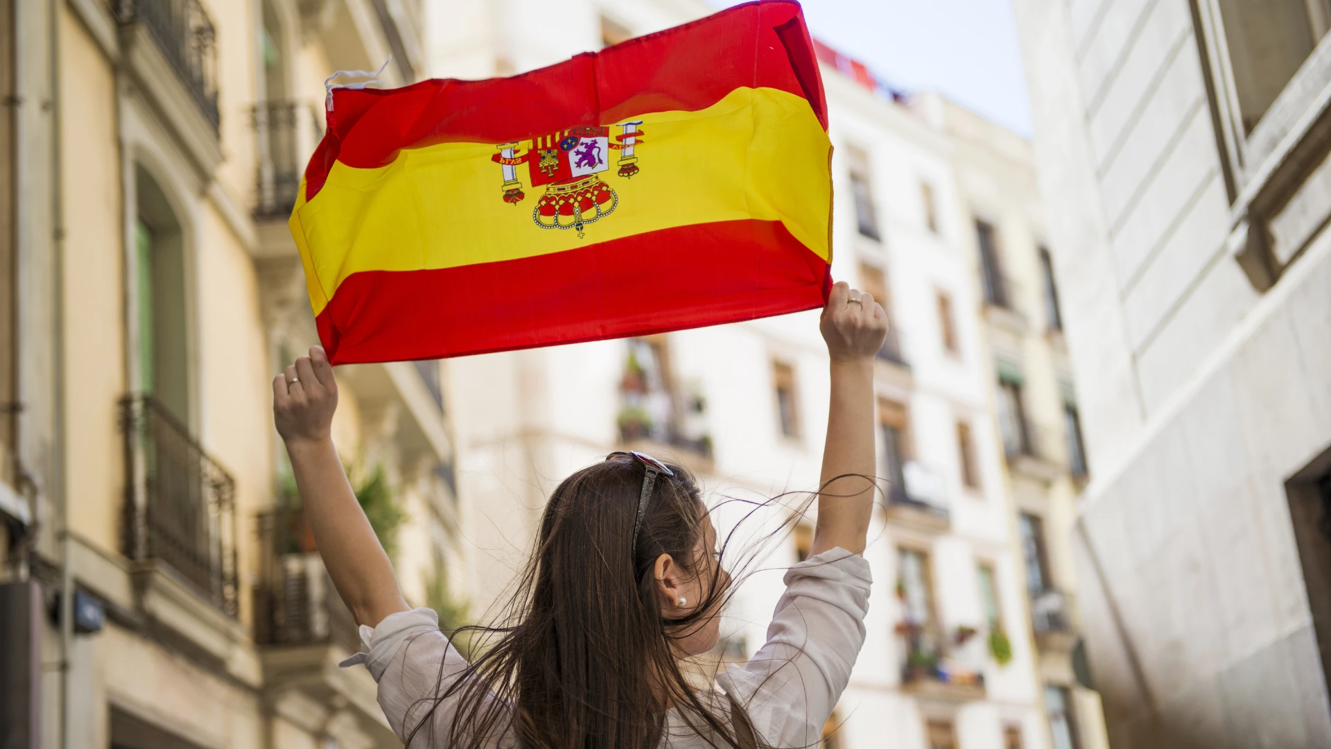 Viajera levanta la bandera de España en una calle