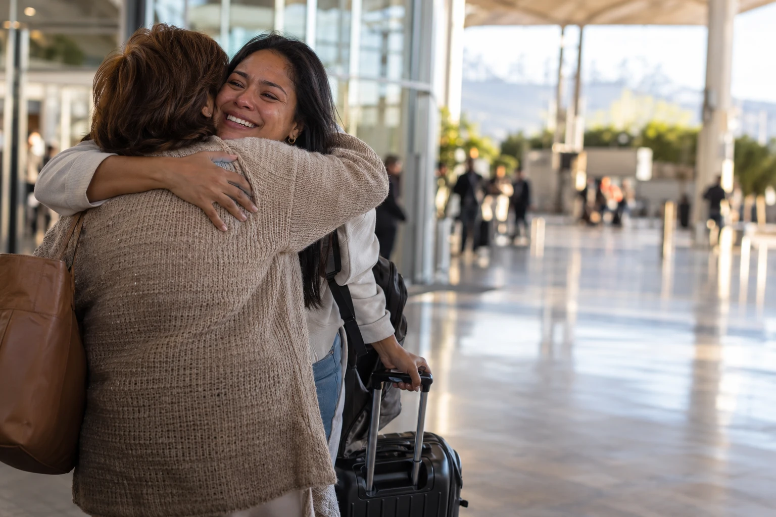 Viajera colombiana abraza a un familiar al llegar al aeropuerto en España
